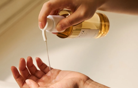 Apa itu cleansing oil: Fungsi dan perbedaannya dengan micellar water?