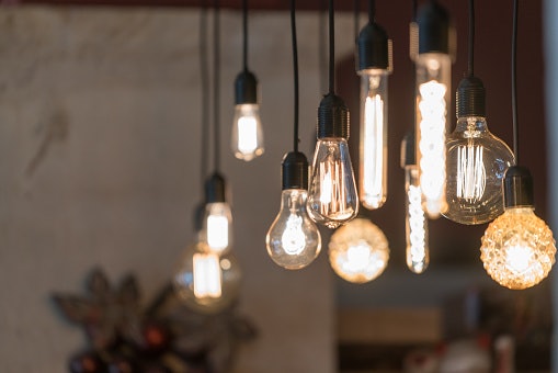 Saatnya menggunakan fitting lampu gantung untuk menghias ruangan