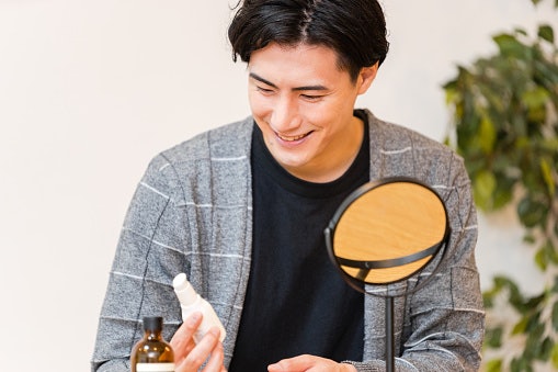 Bagaimana urutan atau langkah-langkah skincare pria yang ideal untuk kulit berminyak dan berjerawat?
