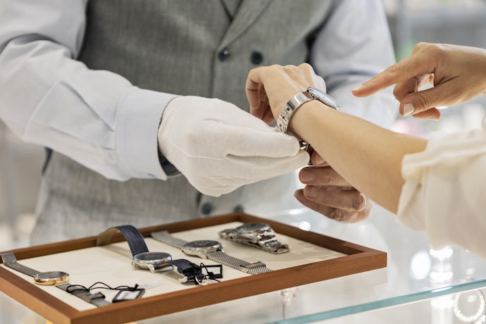 Bagaimana cara membedakan jam tangan Rolex asli dan palsu?