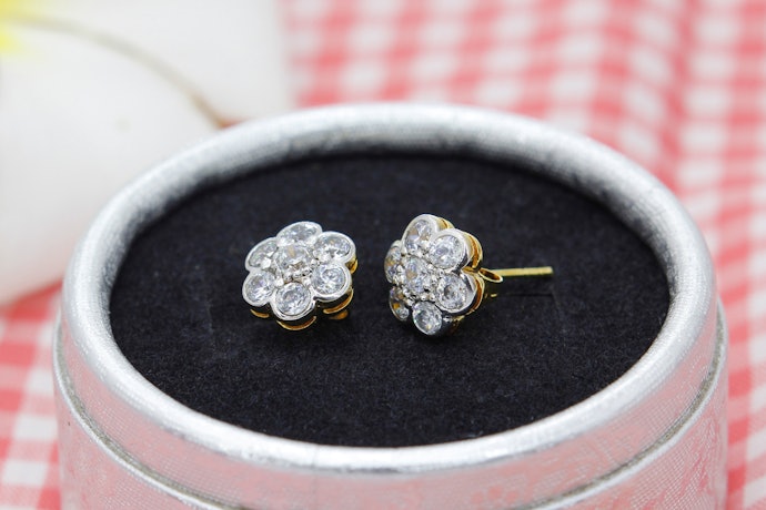 Apa yang membuat anting bunga istimewa?