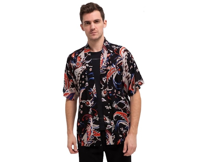 Maksimalkan gaya kasual hingga formal pria dengan outer batik!