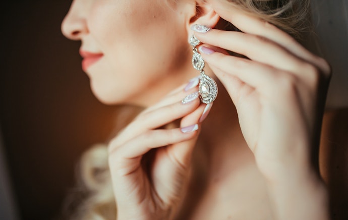 Apa itu anting jepit?