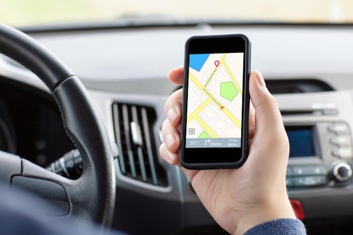 Apa keuntungan memakai GPS navigasi mobil dibandingkan GPS dari handphone?