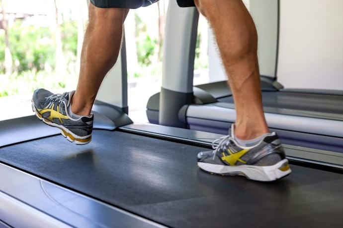 Apakah perlu menggunakan sepatu khusus saat nge-gym?
