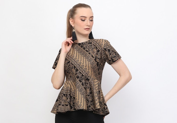 Apa perbedaan blouse batik dengan kemeja batik?