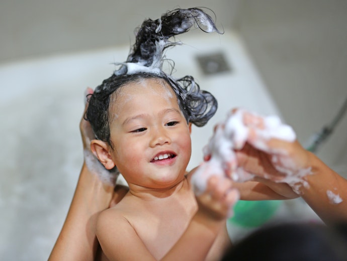 Apakah anak boleh menggunakan shampoo untuk orang dewasa?