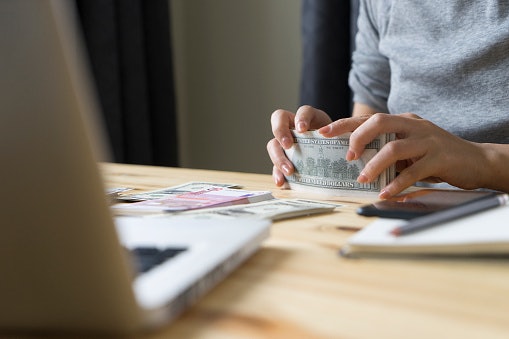 Cek minimal deposit dan biaya trading-nya