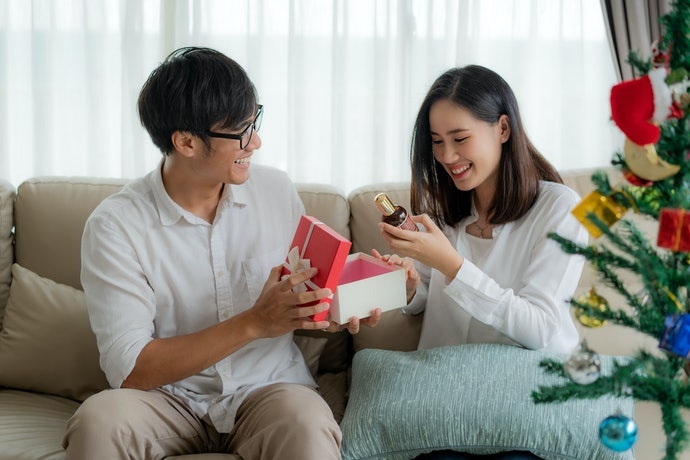 Cari keharuman uniseks untuk berbagi dengan pasangan