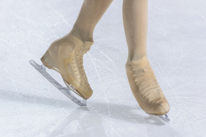 Untuk olahraga figure skating, pilih yang desainnya lebih ramping dan elegan untuk memberikan estetika yang indah selama penampilan