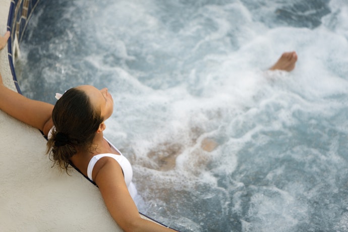 Pertimbangkan hotel dengan private pool air hangat atau bathtub, seperti Samsara Ubud, agar tidak kedinginan saat bersantai di kolam renang