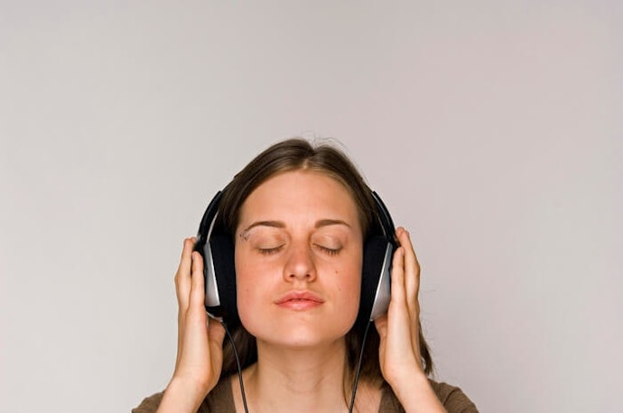 Untuk meningkatkan keterampilan listening, cari buku TOEIC yang dilengkapi CD audio