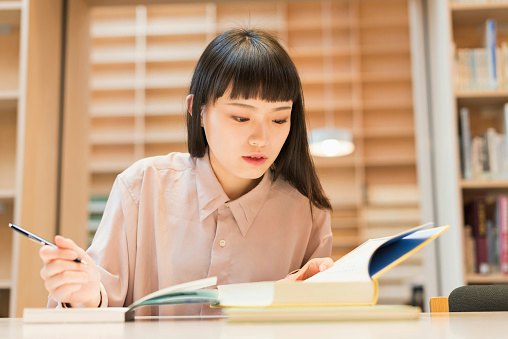 Untuk pemula, carilah buku yang dilengkapi huruf Jepang dan romaji