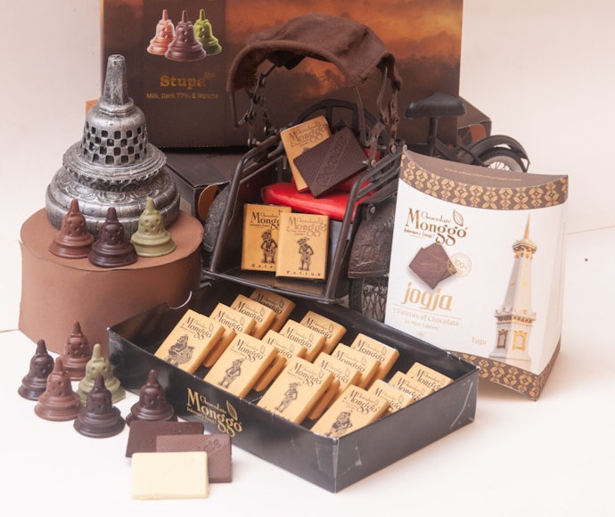 Pertimbangkan koleksi Gift & Souvenirs sebagai hadiah atau oleh-oleh
