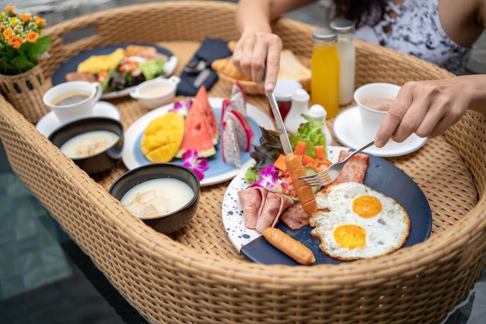 Jangan lewatkan floating breakfast, romantic dinner, dekorasi bunga, dan couple spa di AYANA Villas dan The Apurva Kempinski jika Anda berlibur bersama pasangan