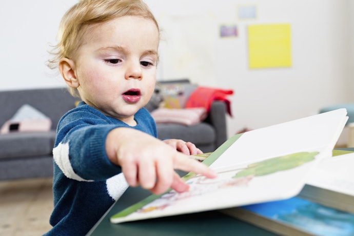 Untuk buku pertama, carilah buku dengan cerita dan karakter yang disukai anak