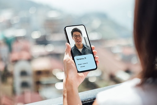 Pastikan aplikasinya memiliki fitur nearby untuk dating dengan orang di sekitar Anda