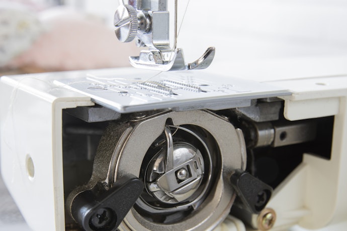 Perhatikan cara pemasangan bobbin-nya