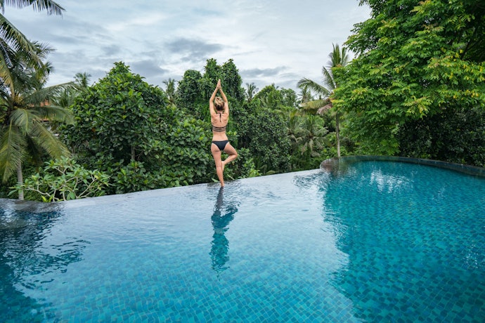 Pilih hotel private pool yang menghadap ke hutan, sawah, atau sungai, seperti Four Seasons Sayan, bila ingin suasana tenang
