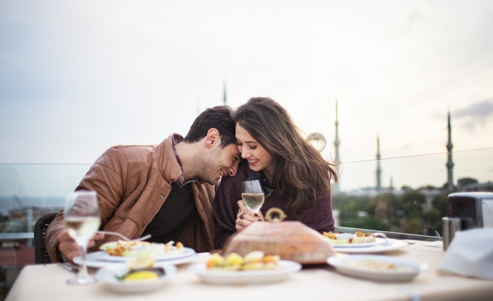 Untuk quality time bersama pasangan, pertimbangkan restoran dengan view bagus