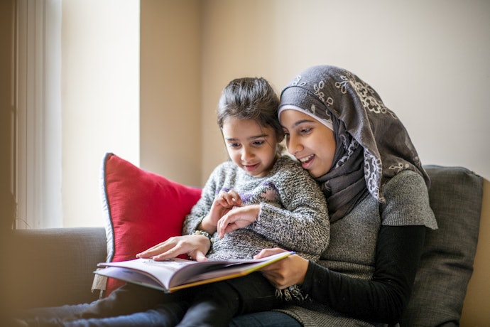 Pastikan isi buku dan gambar sesuai dengan usia anak