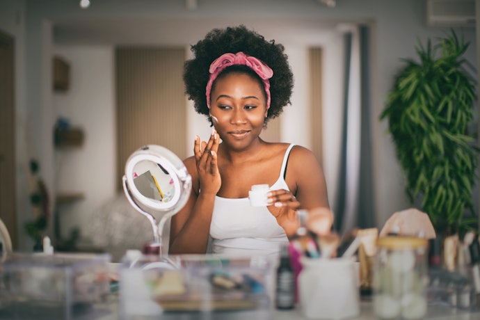 Pertimbangkan desain lucu untuk bandana yang digunakan saat mengaplikasikan skincare