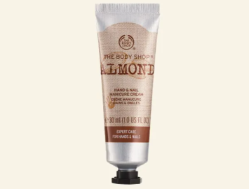 Untuk perlindungan maksimal, pilih Hand and Nail Cream yang melembapkan kulit sekaligus kuku
