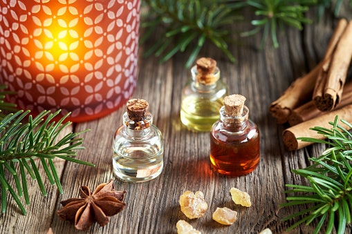 Ingin kesan maskulin dan dewasa? Cari yang notes-nya woody, earthy, atau spicy, seperti Gatsby Eau De Blue Skyline Code