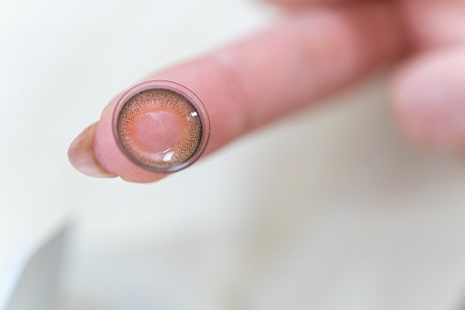 Untuk daily dan pemula, kami merekomendasikan warna brown, black, clear dan berdiameter 14 mm