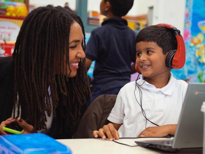 Untuk pelajar yang kerap membawa laptop ke sekolah, utamakan Chromebook yang baterainya bisa tahan 10 jam; Pilih juga yang ukuran layarnya 11-13 inci agar mudah dibawa ke sekolah