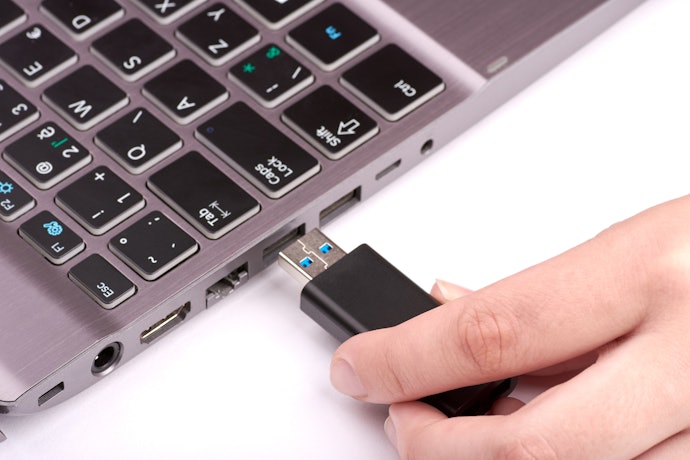Pilih konektor USB-A untuk koneksi ke PC dan laptop