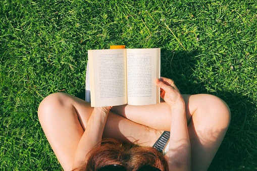 Mulailah dengan membaca novel bahasa Inggris yang tebalnya maksimal 200 halaman