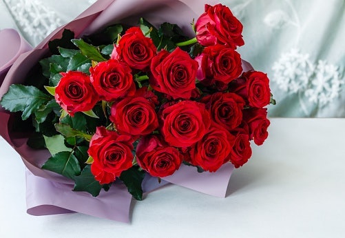 Pilih buket bunga mawar merah sebagai hadiah anniversary untuk pasangan