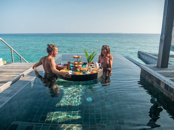 Jika ingin menikmati suasana sunset yang romantis, cari hotel private pool yang menghadap laut, seperti Alila Villas Uluwatu dan The Edge