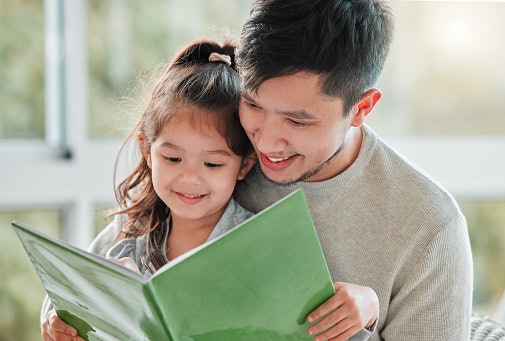 Pilih yang vocabulary-nya simpel dan bergambar untuk anak usia 6–12 tahun