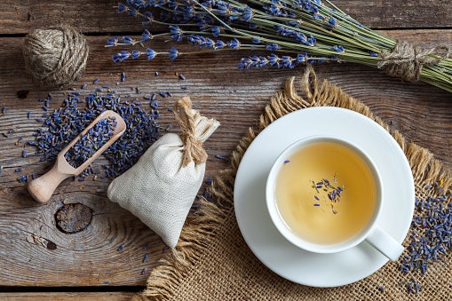 Untuk yang sudah terbiasa, pertimbangkan lavender tea tubruk untuk diracik sendiri