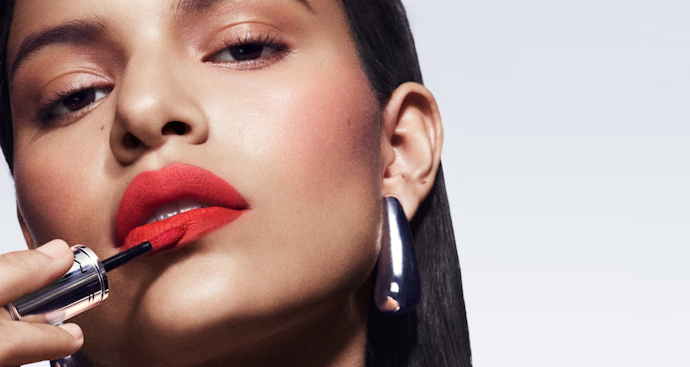 Pertimbangkan lipstik padat bagi pemula atau liquid lipstick yang lebih presisi