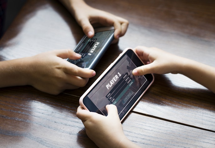 Agar bisa main bersama teman, pastikan Anda menginstal game multiplayer