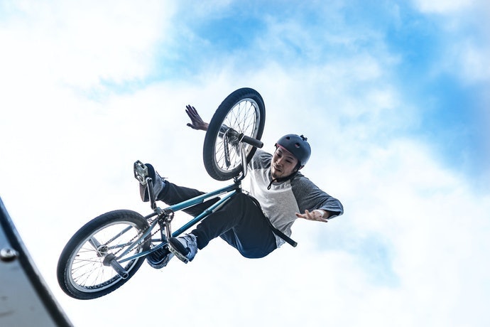 Jika digunakan oleh pemula, utamakan helm sepeda BMX half face yang ringan dan memiliki sirkulasi udara yang baik