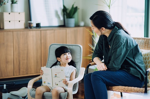 Dapatkan buku read aloud sesuai topik yang ingin Anda ajarkan: Menyayangi binatang, basic atittude, dll.