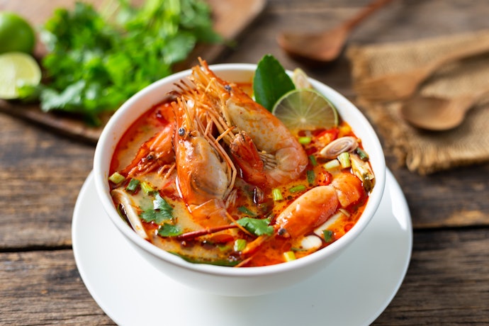Andalkan kaldu bubuk udang untuk membuat olahan seafood, seperti tekwan, tom yum, atau laksa