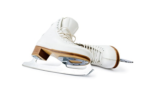 Untuk mendapatkan sepatu ice skating terbaik, pastikan bahannya berkualitas tinggi: Outsole dari kulit asli atau kulit sintetis, insole dari kain tekstil, dan pisau seluncur dari stainless steel