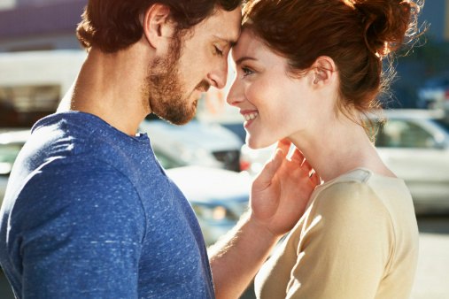Untuk Anda yang sedang jatuh cinta, cari buku puisi cinta