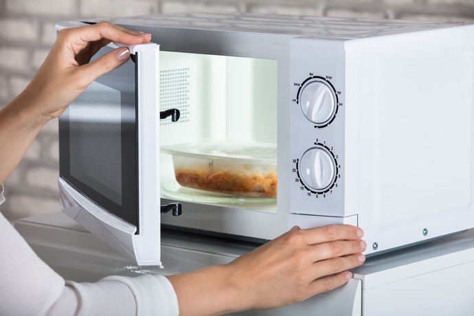 Perhatikan kompatibilitas produk dengan microwave