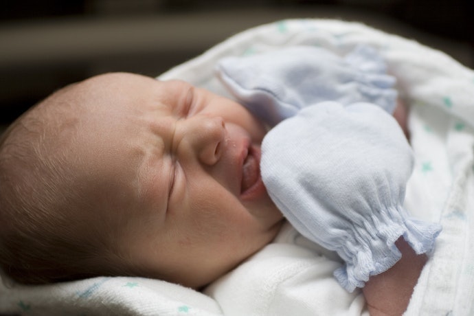 Utamakan sarung tangan bayi yang jahitannya tidak membuat gatal serta mudah dicuci