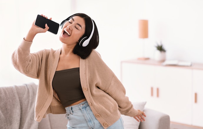 Pertimbangkan aplikasi yang bisa merekam bila Anda ingin menyimpan di galeri atau membagikan hasil karaoke