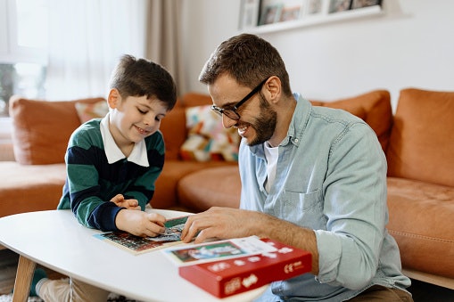 Untuk hadiah anak, pertimbangkan puzzle 3D yang ramah anak dan mudah dirakit