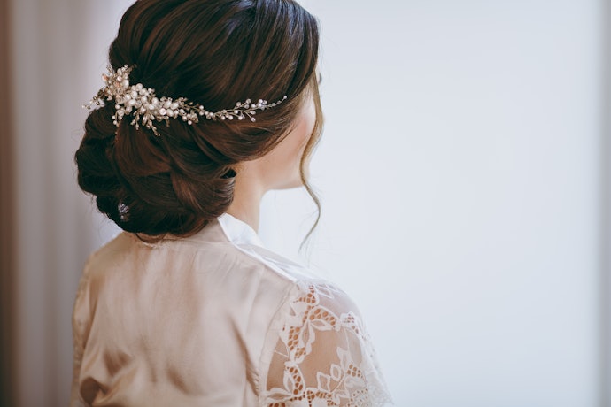 Untuk sirkam rambut pengantin dan sanggul pesta, cari sirkam dengan hiasan mutiara, bunga, atau permata yang mewah