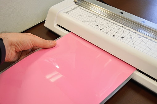 Untuk kemudahan pengoperasian, pastikan laminator memiliki tombol yang jelas dan ada indikator suhunya