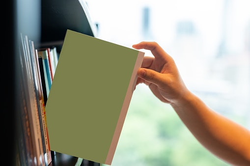 Cari kategori graded readers bila Anda ingin membaca novel klasik yang mudah dipahami